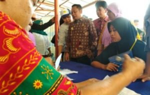 Bupati Bekasi, Eka Supria Atmaja saat memantau langsung pelayanan One Day Service pembuatan dokumen kependudukan di halaman Kantor Kecamatan Cikarang Utara, Jum'at (05/07) pagi.