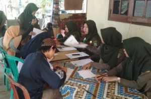 Sejumlah warga yang terjaring Operasi Kependudukan saat didata oleh petugas gabungan di di Kp. Ciantra, RT 08/04 Desa Ciantra, Kecamatan Cikarang Selatan, Senin (23/09) pagi.