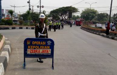 Pelaksanaan Satgas Preventif (penindakan hukum) berupa penilangan dalam Operas Zebra 2018 di depan terminal Cikarang, Selasa (30/10).