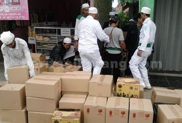 Anggota FPI Cikarang Utara saat mengamankan ratusan dus minuman keras dari toko miras milik Hendy Djong, Sabtu (10/09).