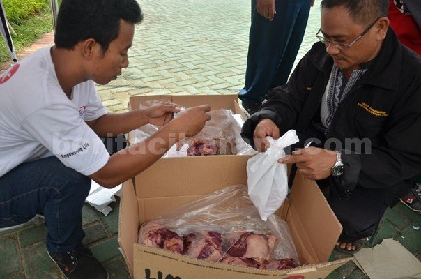 Operasi pasar daging murah yang digelar di Komplek Perkantoran Pemkab Bekasi, Jum’at (17/06).