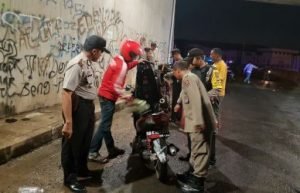 Salah seorang pengendara sepeda motor saat diperiksa petugas saat digelarnya Operasi Cipta Kondisi, Minggu (09/07) malam.