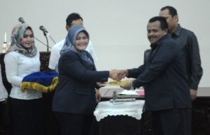 Bupati Bekasi, Neneng Hasanah Yasin saat menerima Raperda P2APBD yang telah disahkan dalam rapat paripurna Pertanggungjawaban Pelaksanaan APBD (P2APBD) Kabupaten Bekasi Anggaran 2017, Rabu (01/08) kemarin.