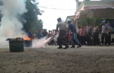 Latihan pemadaman kebakaran bersama di halaman Mapolsek Cibarusah, Jum’at (19/07) pagi.