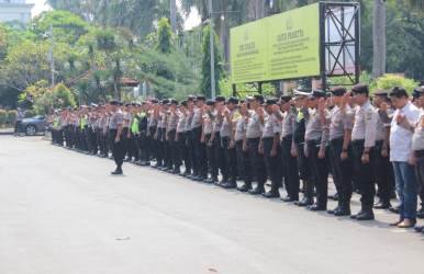 Apel pergeseran pasukan dalam rangka pengamanan hasil rekapitulasi suara Pemilihan Umum 2019 di Halaman Polres Metro Bekasi, Selasa (21/05).