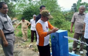 Kepala Bidang Pengelolaan Sumber Daya Air (PSDA) Dinas Pekerjaan Umum dan Penataan Ruang (PUPR) Kabupaten Bekasi, Nur Chaidir (kiri) saat melakukan monitoring program Pamsimas di di Desa Naga Cipta, Kecamatan Serang Baru