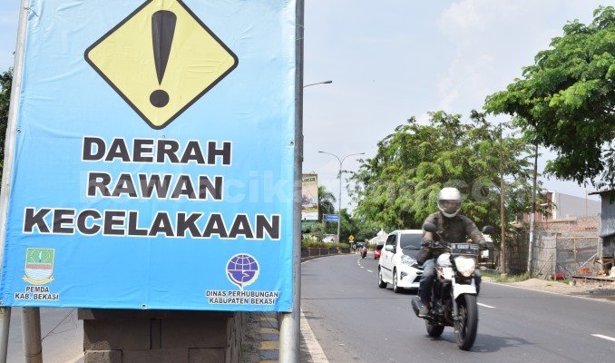 Rambu lalu lintas di salah satu titik di Jalur Pantura Kabupaten Bekasi.