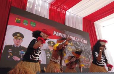 Masyarakat Papua yang berdomisili di Kabupaten Bekasi saat menari bersama ribuan masyarakat Kabupaten Bekasi di acara Dekalrasi Cinta Papua 'Papua Adalah Kita' di Lapangan Promoter Polres Metro Bekasi, Jum'at (13/09) pagi.