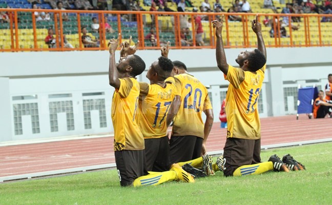 Gelandang serang Papua Barat, Freddy Isir saat melakukan selebrasi gol yang dibuatnya ke gawang Papua Barat di menit ke 15, Minggu (20/03).