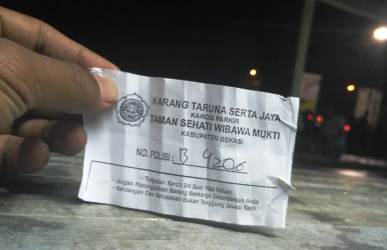 Tiket parkir yang dikelola oleh organisasi kemasyarakatan tingkat desa di area Stadion Wibawa Mukti.