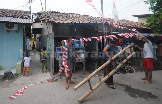 Sejumlah warga di Kp. Blok I RT 02/06 Desa Simpangan, Kecamatan Cikarang Utara tampak antusias memasang bendera merah putih plastik untuk menyambut HUT Kemerdekaan RI, Sabtu (06/08).