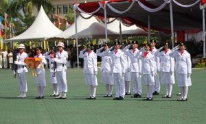 Sebelum pengukuhan dilakukan, satu persatu anggota Paskibraka Kabupaten Bekasi mencium bendera Merah Putih, Kamis (15/08) malam.