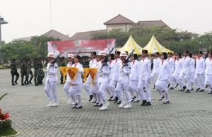 Prosesi pengibaran bendera Merah Putih oleh Paskibraka di Lapangan Plaza Pemkab Bekasi dalam rangka upacara HUT RI ke-72, Kamis (17/08)