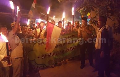 Pelepasan peserta pawai obor di Kp. Pamupukan, RT 01/04 Desa Jatibaru, Kecamatan Cikarang Timur, Rabu (20/09) malam.