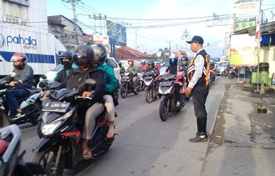 Pegawai Dishub Kabupaten Bekasi saat gatur lalin di area Underpass Tambun arah Kota Bekasi