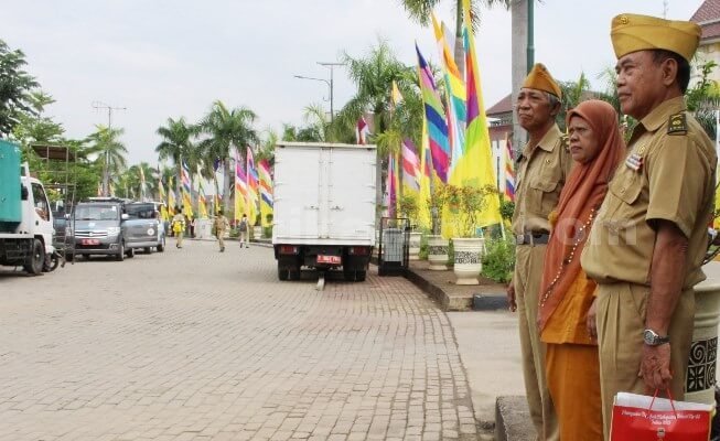 Beberapa Anggota Legiun Veteran Republik Indonesia (LVRI) Kabupaten Bekasi, sedang menunggu ojek untuk pulang ke wilayah Cibitung. Pasalnya, di Hari Jadi Kabupaten Bekasi, mereka diabaikan Bupati Bekasi dan jajarannya.