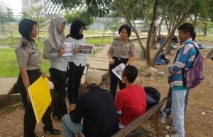 Tim Polwan Sahabat Remaja 2018 saat menyambangi sejumlah pelajar yang kepergok bolos di area Taman Sehati, Senin (05/03) pagi.