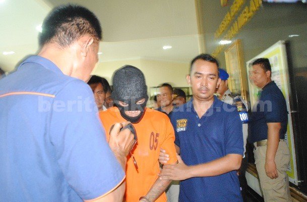 Arif Tiar Regdo Siregar saat diamankan anggota kepolisian di Mapolresta Bekasi, Senin (16/05).