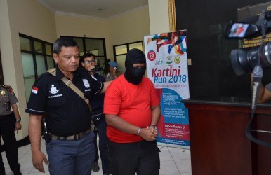 FW alias IM (36) pelaku penipuan dengan modus muallaf saat digelandang petugas di Mapolres Metro Bekasi, Kamis (22/02).