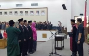 Pengambilan sumpah dan janji pimpinan DPRD Kabupaten Bekasi oleh Wakil Ketua PN Cikarang, Kamis (10/10).