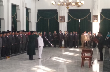 Gubernur Jawa Barat, Ridwan Kamil saat melantik Eka Supria Atmaja menjadi Bupati Bekasi di Aula Barat Gedung Sate, Jalan Dipenogoro Nomor 22, Bandung. Rabu (12/06) pagi.