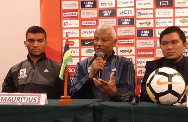 Pelatih Timnas Mauritius, Francisco Filho saat jumpa pers jelang laga Timnas Indonesia versus Mauritius di Hotel Grand Zurry Jababeka, Senin (10/09).