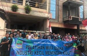 Pelatihan wirausaha bagi pelaku Industri Kecil Menangah (IKM) yang bergerak di bidang kerajinan kulit reptil.