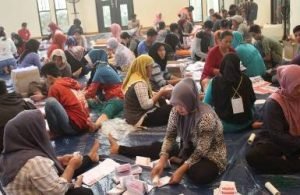 Proses pelipatan surat suara untuk Pilgub Jawa Barat di kantor KPU Kabupaten Bekasi.