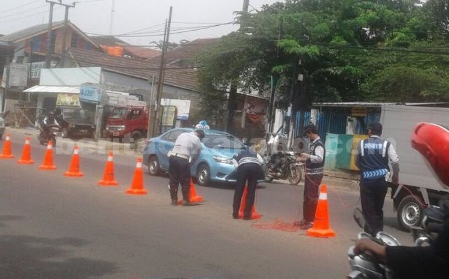 Pemasangan traffic cone yang dilakukan di sejumlah titik di Kabupaten Bekasi untuk mengantisipasi kemacetan menjelang Lebaran.