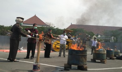 Plt Kepala Kejaksaan Negeri Kabupaten Bekasi, Mayasari saat melakukan pemusnahan barang bukti bersama perwakilan unsur Muspida di halaman kantor Kejari Kabupaten Bekasi, Kamis (03/10).