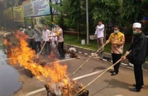 Proses pemusnahan barang bukti narkoba dan obat-obatan terlarang oleh jajaran Polres Metro Bekasi, Kamis (20/12).