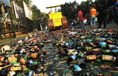 Proses pemusnahan belasan ribu botol miras di halaman Mapolrestro Bekasi, Selasa (23/05) sore.