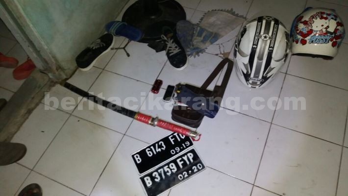 Selain mengamankan Kawasaki Ninja RR warna hitam merah dengan nomor polisi B-3543-FRQ yang tidak dilengkapi dengan surat-surat yang sah, anggota Polsek Cikarang Barat juga mengamankan sebilah pisau bergagang kayu, sebilah samurai bergagang kayu, serta Sepasang Plat nomor Sepeda motor B-3759-FYP dan satu plat nomor B-6143-FTO dari tangan Sahroni (20).