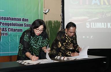 Penandatanganan nota kesepahaman dan perjanjian kerjasama program pengelolaan sampah di DAS Citarumantara Pemkab Bekasi dan Kementrian LHK, Rabu (21/08) | Foto: Humas Pemkab Bekasi