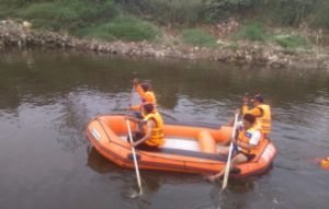 Tim SAR saat menyusuri Kali Bekasi mencari JI yang dikabarkan tenggelam, Selasa (09/07) sore.