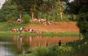 Warga saat melakukan pencarian korban tenggelam di danau tempat penyerapan air yang terletak di RT 01/02 Desa Lambang Jaya Kecamatan Tambun Selatan, Jum'at (15/02) sore.