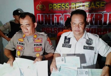 Kepala Kepolisian Sektor Pebayuran, AKP Asep Romli saat gelar perkara kasus penipuan lowongan kerja lewat media sosial dan menunjukan barang bukti berupa surat lamaran yang dilayangkan kepada para pencari kerja, Senin (09/12) sore.