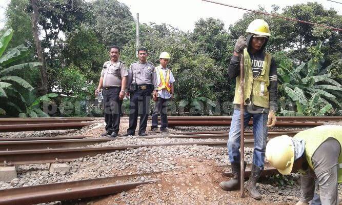 Anggota Polsek Cikarang Barat saat turut mengamankan proses penutupan lintasan kereta api ilegal yang terdapat di Kp. Selang Cironggeng Barat, RT 001/002 Desa Wanajaya, Kecamatan Cibitung, Senin (29/08).