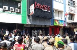 Hari kedua penyegelan: Petugas Satpol PP Kabupaten Bekasi saat melakukan penyegelan satu dari 13 tempat karaoke di Ruko Thamrin Lippo Cikarang, Rabu (10/10) pagi.