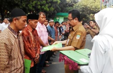 Penyerahan secara simbolis Sertifikat Pendaftaran Tanah Sistematis Lengkap Tahun 2017 oleh Sekda Kabupaten Bekasi, H. Uju kepada perwakilan masyarakat, Senin (25/09).