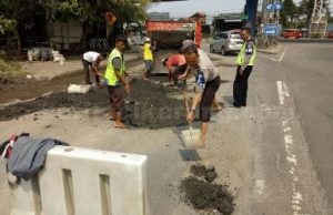 perbaikan jalan exit gt cikarang barat