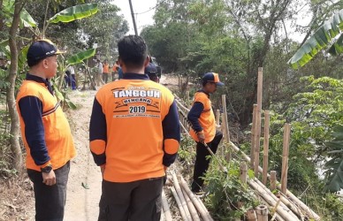 Pemasangan trucuk bambu di bantaran kali yang rawan longsor akibat luapan Kali Cibeet di Kp. Sampora, RT 02/01 Desa Pasir Tanjung, Kecamatan Cikarang Pusat