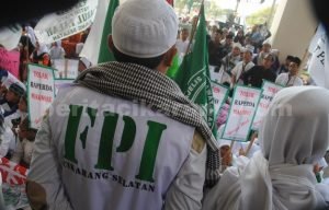 Dokumentasi ratusan anggota Front Pembela Islam saat berdemonstrasi di depan Gedung DPRD Kabupaten Bekasi menolak Raperda Pariwisata beberapa waktu lalu.