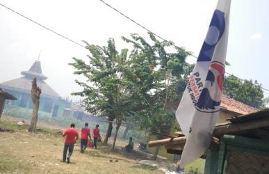 Personil Rescue Perindo saat berkeliling melakukan foging gratis di di RT 01/05 Kp. Gempol, Desa Sukarahayu Kecamatan Tambelang, Rabu (24/10) pagi.