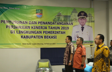 Plt Bupati Bekasi Eka Supria Atmaja, didampingi Sekretaris Daerah Kabupaten Bekasi Uju serta perwakilan dari Deputi KemenPan RB saat menghadiri kegiatan peyusunan dan penandatanganan Perjanjian Kinerja untuk Tahun Anggaran 2019 di Hotel Ayola Cikarang Selatan, Kamis (14/02). Foto: Humas Kab Bekasi