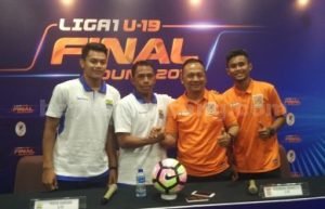 Pelatih Persib U-19, Budiman (kedua dari kiri) berjabat tangan dengan Pelatih Pusmania Borneo FC U-19, Ricky Nelson (kedua dari kanan) saat pre-match press conference di ruang Nakula Hotel Batiqa, Cikarang, Jumat (03/11).