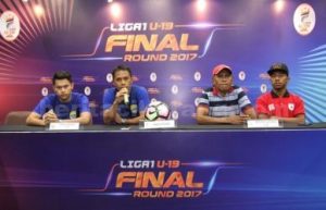 Pre-match press conference Final Liga 1 U-19 2017 di ruang Nakula Hotel Batiqa, Cikarang, Senin (06/11).