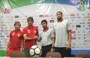 Pelatih Persija Jakarta, Stefano Teco berjabat tangan dengan pelatih PS Tira, Nilmaizar saat menghadiri confrensi pers jelang laga di Stadion Wibawa Mukti, Jum'at (09/11).