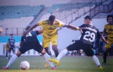 Angga Irawan saat dihalau dua pemain Fearless FC di laga lanjutan putaran pertama Grup B - Liga 3 Seri 1 Regional Jawa Barat di Stadion WIbawa Mukti, Selasa (03/09). Tampil dihadapan pendukunganya, Persikasi hanya mampu unggul tipis 2-1.