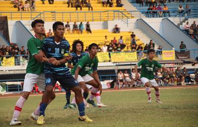 Pemain Persikasi, Angga Iriawan ditempel ketat para pemain PSKC Cimahi, Selasa (17/09).